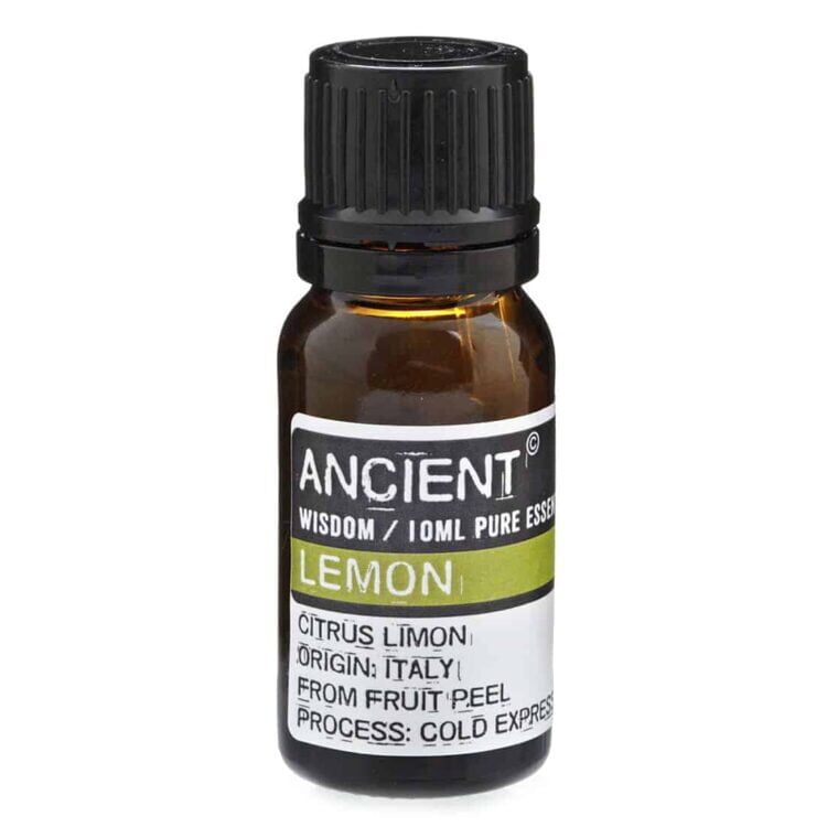 En lille, klar glasflaske med en sort skruelåg, indeholdende 10 ml essentiel citronolie. Flaskens etiket er hvid med grønne og sorte skrifttyper, der præsenterer produktnavnet og indholdet. Et lille gult citronsymbol er placeret på etiketten. Flaskens overflade er glat, og lyset reflekteres let i glasset.