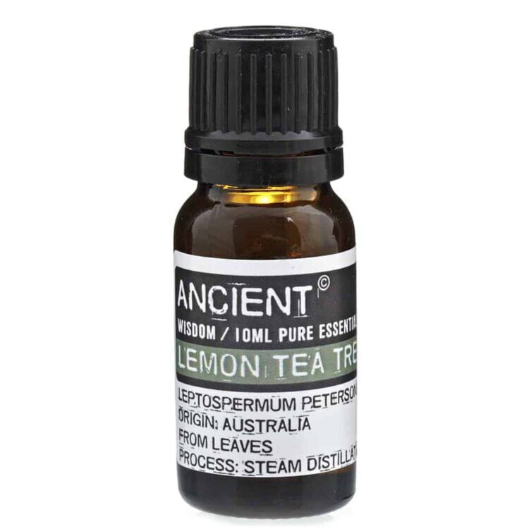 En lille, klar flaske på 10 ml rummer en gyldenbrun æterisk olie. Flaskens form er slank med en let afrundet bund og en sort skruelåg. Etiket med grønne og sorte skrifttyper pryder flasken, hvor teksten angiver "Citron Tea Tree". Baggrundsfarven er beige, hvilket fremhæver flaskens farver og tekstur.