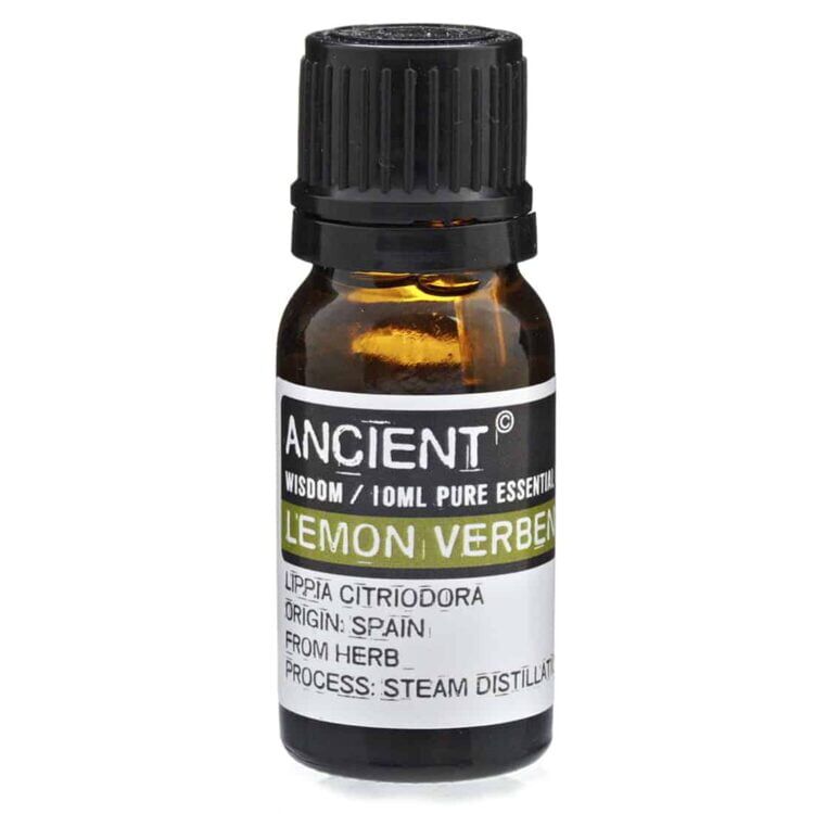 En lille, transparent flaske på 10 ml rummer en klar, let gul væske. Flasken har en sort skruelåg med en indbygget pipette, der muliggør præcis dosering. Etiket på flasken viser grønne og gule nuancer med teksten "Citronverbena" i en elegant skrifttype, samt detaljer om indholdet og producenten. Baggrunden er neutral, hvilket fremhæver flaskens design.