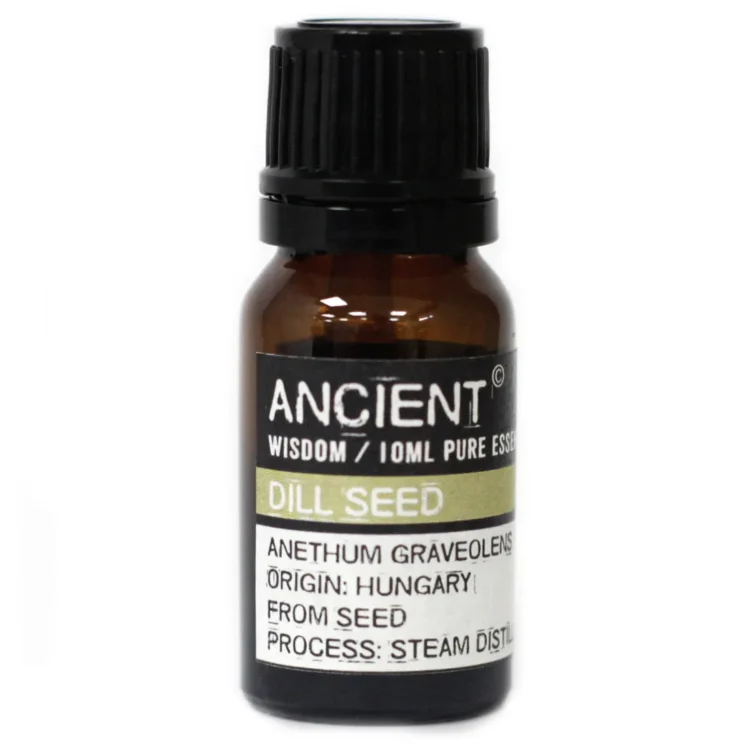 En glasflaske med en dyb, gennemsigtig farve, der skifter fra grøn til brun afhængig af lyset. Flasken har en sort plastikprop med en pipette, der muliggør præcis dosering. Etiket i naturlige nuancer med teksten "Aeterisk Olie" i en letlæselig skrifttype. Flaskens form er slank og elegant, med en let buet hals, der fremhæver indholdet.