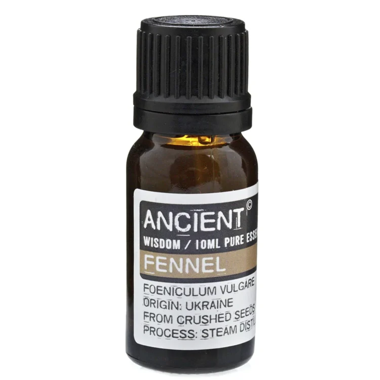 En lille, transparent flaske med en mørkeblå skruelåg. Flasken indeholder en klar, let gylden væske, som reflekterer lyset. Etiket med sort og hvid tekst pryder flaskens front, hvor der er angivet produktnavn og indholdsfortegnelse. Flaskens form er slank og cylindrisk, og den står på en hvid overflade, der fremhæver flaskens farver.