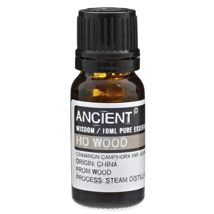 En lille, transparent flaske med en mørkebrun væske indeni. Flasken har en cylindrisk form med en sort skruelåg. Etiket med tekst i sort og hvid, der præsenterer produktinformation. Baggrunden er lys og neutral, hvilket fremhæver flaskens farver. Flaskens overflade er glat og skinnende, hvilket giver et elegant udtryk.