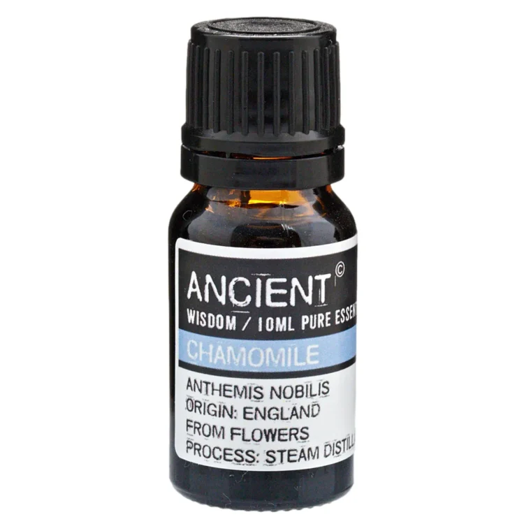 Flaske med en klar, transparent væske indeholdende kamille æterisk olie. Flasken er mørkeblå, med en sort skruelåg og en pipette til dosering. Etiket i hvid farve prydet med grøn tekst og et lille kamilleblomst-motiv. Flaskens form er cylindrisk med en glat overflade, der giver et elegant og enkelt udtryk.