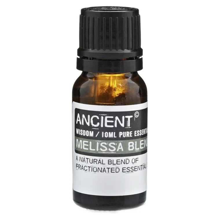 En lille 10 ml glasflaske med en mørkeblå farve, forsynet med en sort skruelåg. Flaskens etiket er hvid med sort tekst, som angiver produktets navn og ingredienser. Et aromatisk indhold er synligt i flasken, der har en let gennemsigtig kvalitet. Flaskens form er slank og cylindrisk, hvilket giver et elegant udseende.