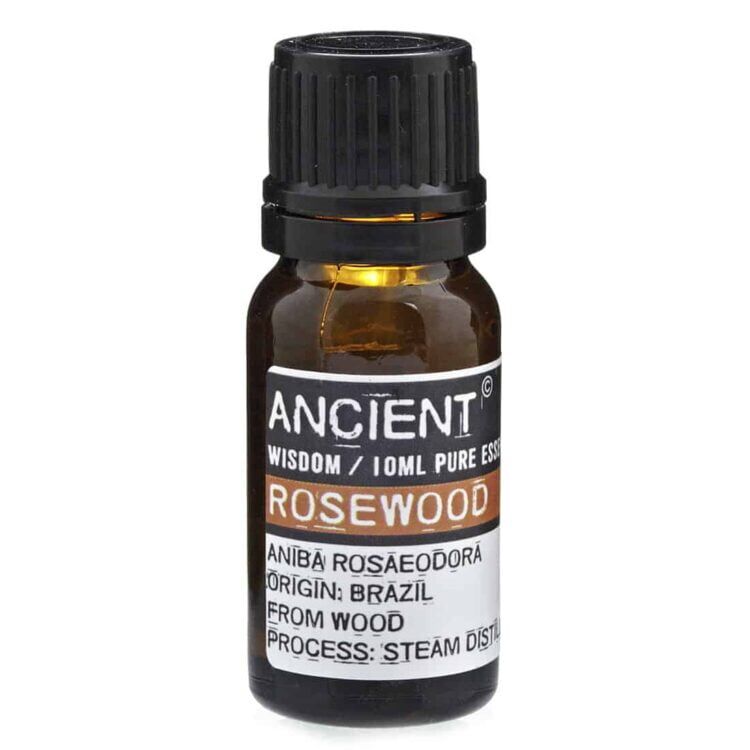 En mørk, rund glasflaske med en gyldenbrun væske indeni. Flasken har en sort plastikprop med en dråber, der gør det muligt at dosere indholdet. Etiket i lyse farver med tekst og symboler, der angiver produktinformation. Baggrunden er neutral, hvilket fremhæver flaskens elegante form og farve.