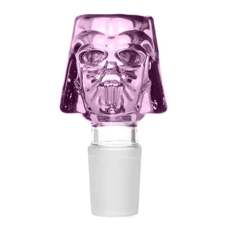 En skål i rosa glas præsenterer sig med bløde, kurvede former. Overfladen har en glansfuld tekstur, der reflekterer lys og skaber en dybde i farven. Den indvendige del er lysere, mens kanten er mere intens i farven. Skålen har en stabil bund og en organisk, asymmetrisk form, der tilføjer et kunstnerisk præg.