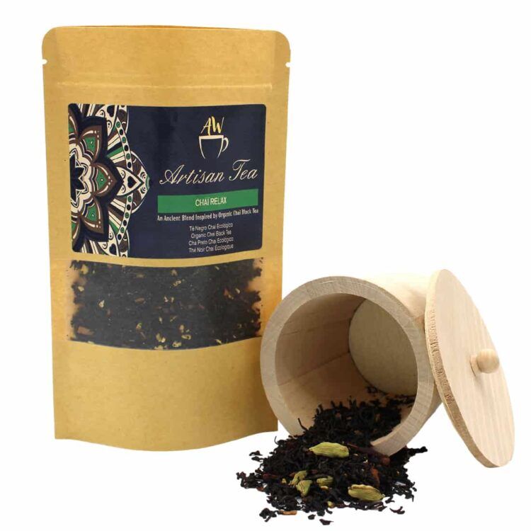 En skål med chai-te fremstår i en dyb, varm brun farve, som reflekterer det bløde lys. Overfladen er glat, og der ses lette bobler, som antyder varme. Skålen er lavet af keramisk materiale med en rustik, håndlavet finish, der giver en ujævn tekstur. Omkring skålen er krydderier som kanelstænger og stjerneanis, der tilføjer visuel interesse.