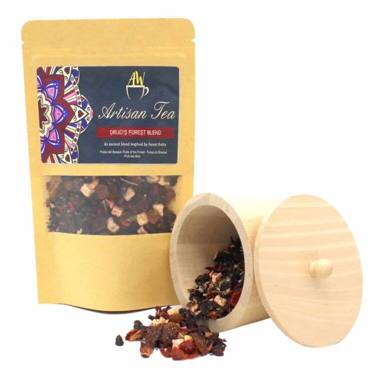 En tætsiddende tepose præsenterer en blanding af tørrede urter og blade i nuancer af grøn, brun og gylden. Små stykker af bær og blomster er synlige, hvilket tilføjer farve og tekstur. Posen er delvist gennemsigtig, hvilket afslører indholdet, og toppen er lukket med en elegant snor. Mønsteret på posen er subtilt, hvilket fremhæver indholdets naturlighed.