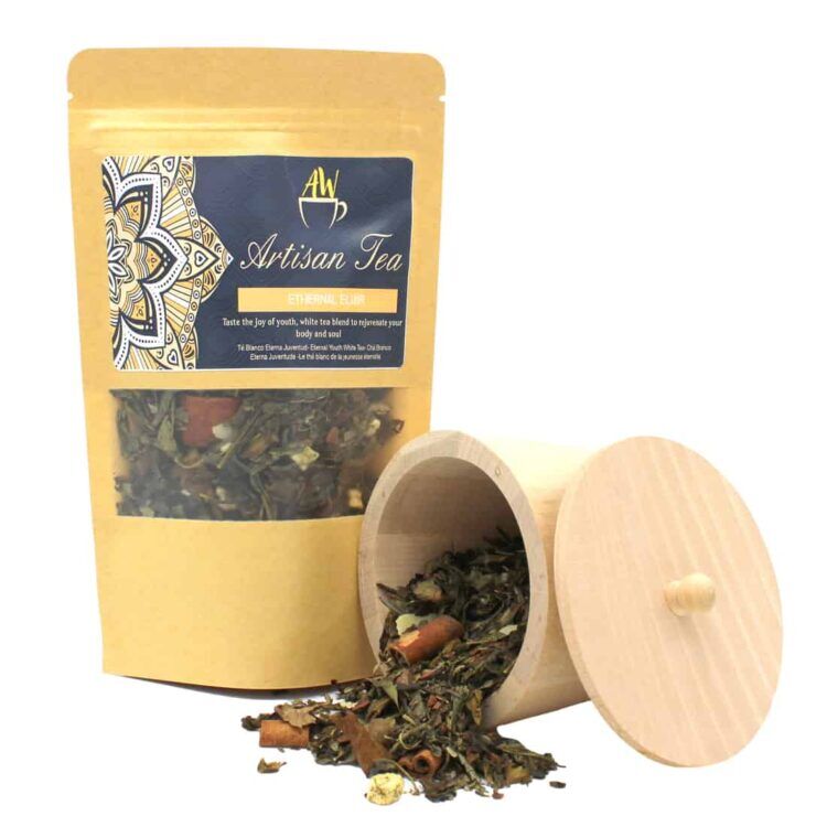 En transparent glasbeholder prydes af en elegant, svagt gylden væske, der reflekterer lyset. Overfladen af væsken har en let bølgende struktur. Beholderens låg er rustikt, fremstillet af mørkt træ med en naturlig tekstur. I baggrunden ses en sløret, lys baggrund, der skaber en rolig atmosfære omkring objektet.