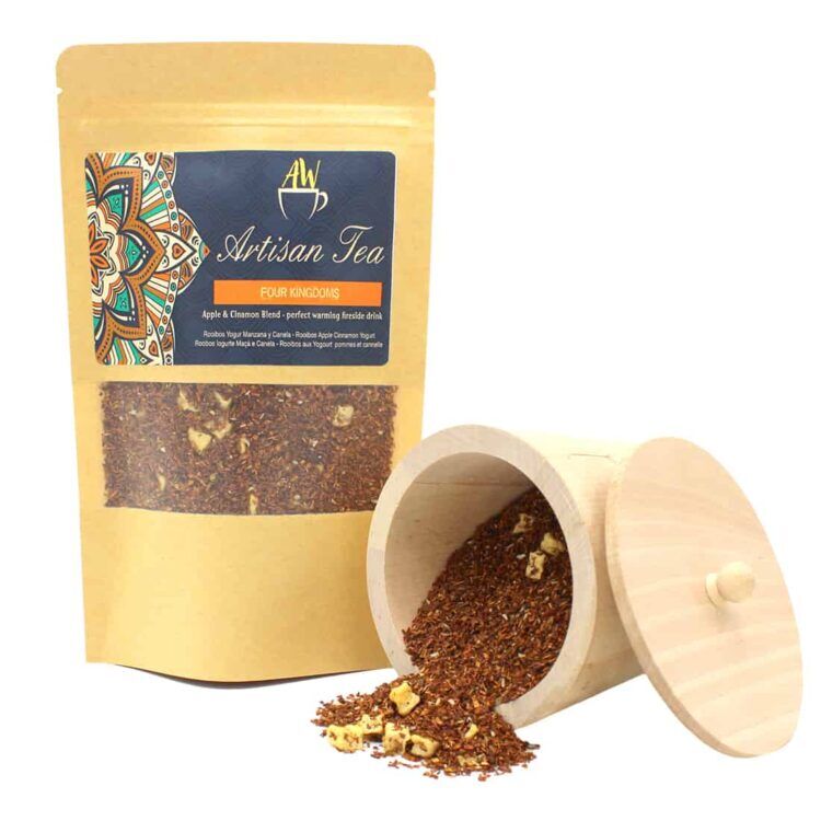 En sort teæske i rektangulær form præsenterer sig med et elegant design. Låget har et indviklet mønster i guld, der skaber en kontrast til den matte overflade. På forsiden er der en dekoration med en stiliseret teplante. Indeni er æsken opdelt i rum, der rummer forskellige teposer, præsenteret med farverige etiketter.