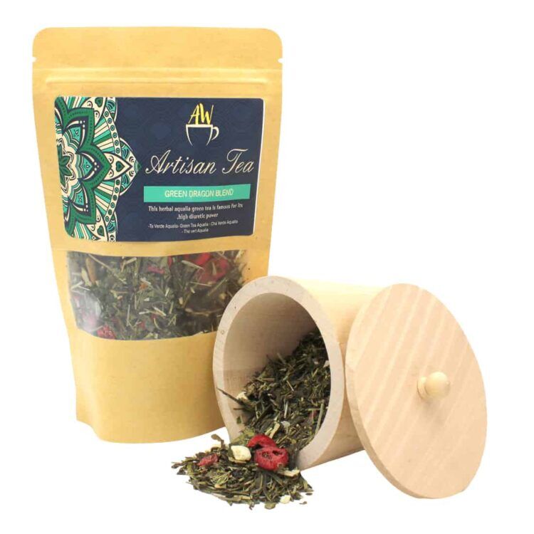 En tæt, mørkegrøn te med fine, krøllede blade, der skaber en fyldig tekstur. Bladene er glinsende og har en let olieret overflade. Nogle blade har en lysere grøn nuance, mens andre er dybere. Der er subtile nuancer af brunt, hvilket indikerer tørre elementer. Teens naturlige farve fremhæver de friske ingredienser og den håndlavede karakter.