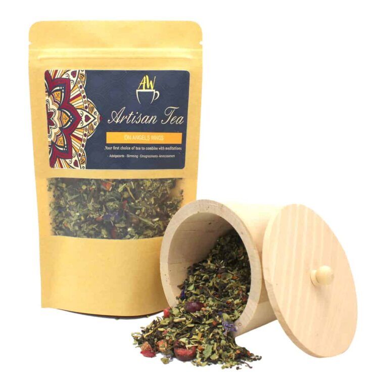 En elegant teæske præsenteres med en dyb blå farve og et detaljeret mønster, der minder om svungne vinger. Æsken er fremstillet af glat træ med en blank overflade og har en sølvfarvet lås. Indeni ses små, farverige teposer, der varierer i nuancer fra gul til grøn, anbragt i en velordnet rækkefølge.