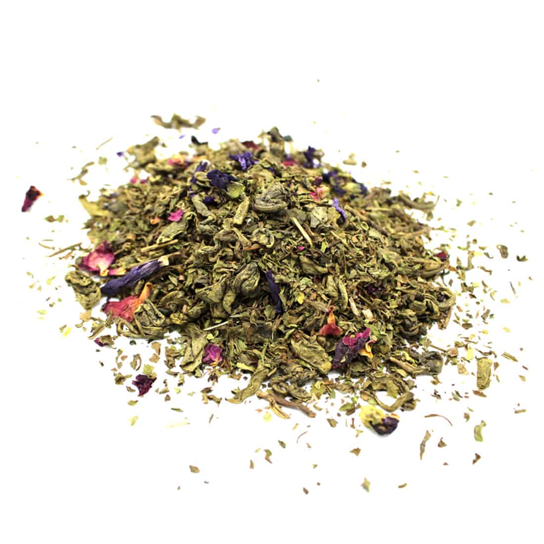 En transparent glasbeholder indeholder en blød, mørkebrun teblanding med små, fine stykker af tørrede urter og krydderier. Nogle af ingredienserne er lysere, hvilket skaber kontrast. Beholderens låg er fladt og i naturligt træ, der har en grov tekstur. Etiket med elegant typografi angiver navnet på blandingen, og farven er blød grøn.