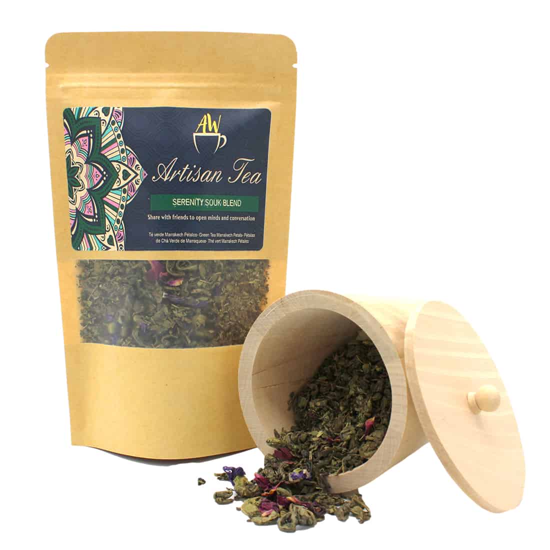 En glat, gennemsigtig glasbeholder indeholder en blanding af tørrede urter og teblade. Farverne spænder fra dyb grøn og lys gul til mørk brun, hvilket skaber et kontrastfyldt mønster. Nogle blade har en krøllet tekstur, mens andre er mere flade. Beholderens låg er i børstet metal med en simpel, rund form og en mat finish.