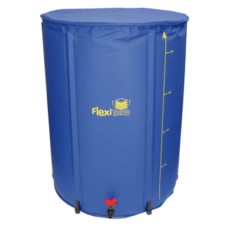 En fleksibel tank i en mørkegrå farve med en kapacitet på 225 liter. Tankens overflade er glat og har en cylindrisk form med en afrundet top. Der er en påfyldningsåbning, der er dækket af en sort hætte. Den nederste del har en udluftningsventil. Materialet fremstår holdbart og vandafvisende, velegnet til opbevaring af væsker.