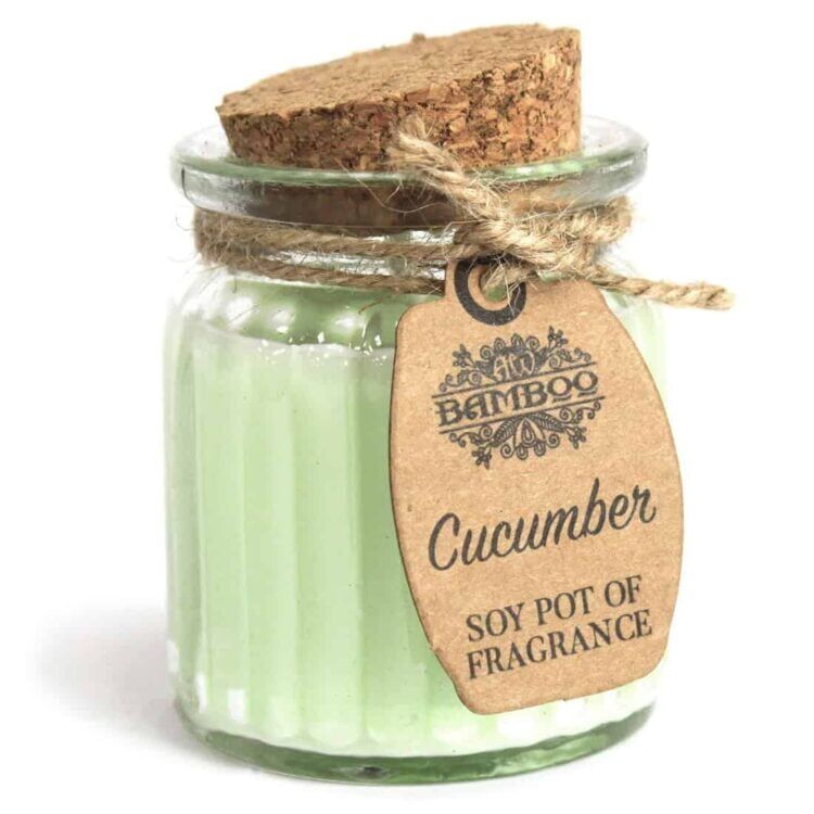 En cylindrisk beholder i en lys grøn nuance, fremstillet af bambus og sojavoks. Overfladen har en glat, mat tekstur. Øverste del er åben, mens bunden er flad. Inden i ses en hvid voks, der er formet til en lys. Der er ingen synlige etiketter eller dekorationer. Beholderens design fremstår minimalistisk og moderne.