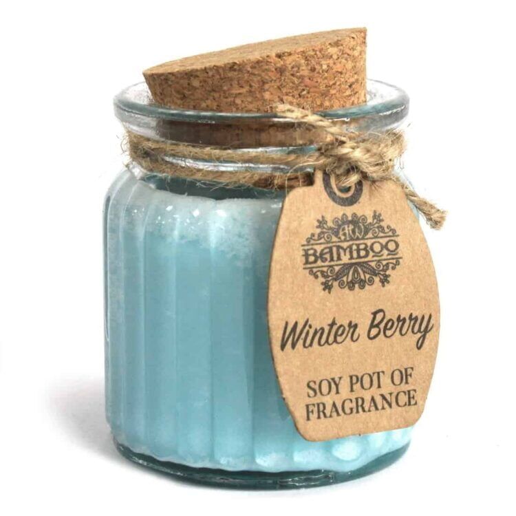 En rund lysestage i bambus med en glat, naturlig overflade præsenterer sig i en varm, gylden tone. Indeni er der et stearinlys lavet af sojavoks, der har en lys, cremet farve. Lysestagen er designet med en simpel, minimalistisk stil. Omkring dets bund ses fine detaljer, der fremhæver håndværket.