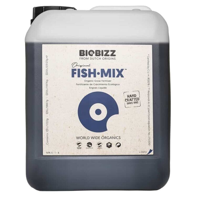 En transparent plastflaske med en sort skruehætte, indeholdende en mørk brun væske. Flasken har en etikette, der domineres af grønne og brune nuancer, med informationstekst og symboler. Etiketten prydes af et mønster og beskriver produktets indhold. Flasken har en buet form og en kapacitet på fem liter, hvilket giver en robust og stabil struktur.