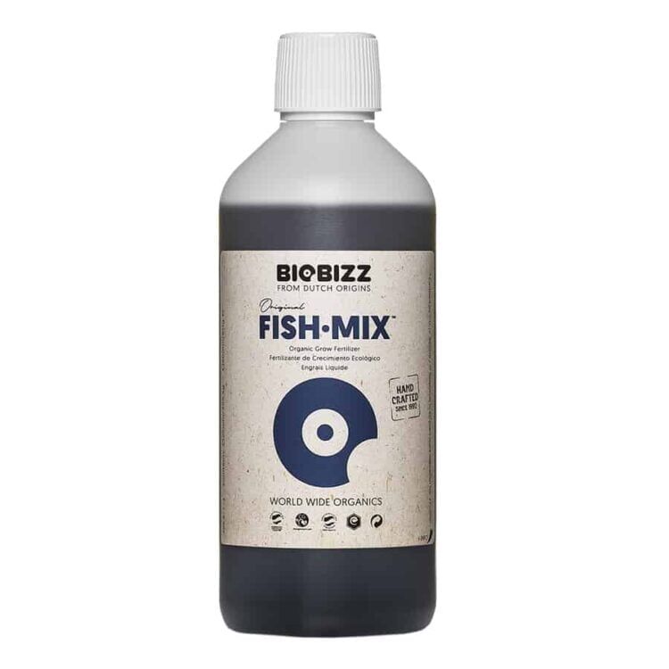 Flasken har en slank, cylindrisk form og er fremstillet af gennemsigtigt plastik. Indholdet har en mørkebrun farve med en let gylden glans. Etiketdesign i grønne og hvide nuancer pryder flaskens front, med tekst i sort og grøn, der angiver produktnavnet. Låg i hvid plast med en skruemekanisme afslutter flasken, som står på en neutral overflade.