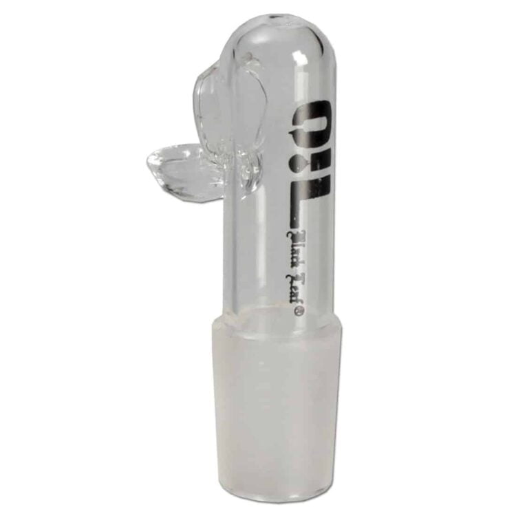 En sort glas skål med en glat overflade dominerer beskrivelsen. Skålen har en rund form med en let indadgående kant, hvilket giver den et elegant udseende. Indvendigt prydes skålen af et blødt, gråt mønster, der minder om blade. Materialet fremstår klart og skinnende, hvilket skaber en smuk refleksion af lys.