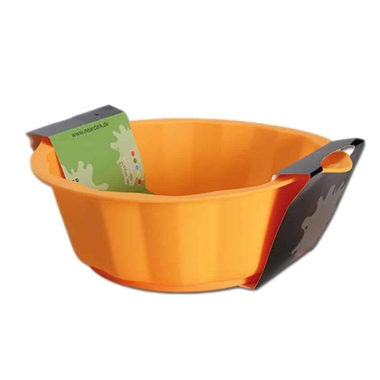 Silikone bageform i sort med et bladmønster, der skaber en dybdeeffekt. Overfladen er glat og skinnende, hvilket giver en refleksion af lys. Kanterne er let bølgede og formet som et blad, mens midten har en detaljeret prægning, der efterligner bladårene. Bageformen er fleksibel og har en orange bund, der kontrasterer med det sorte.