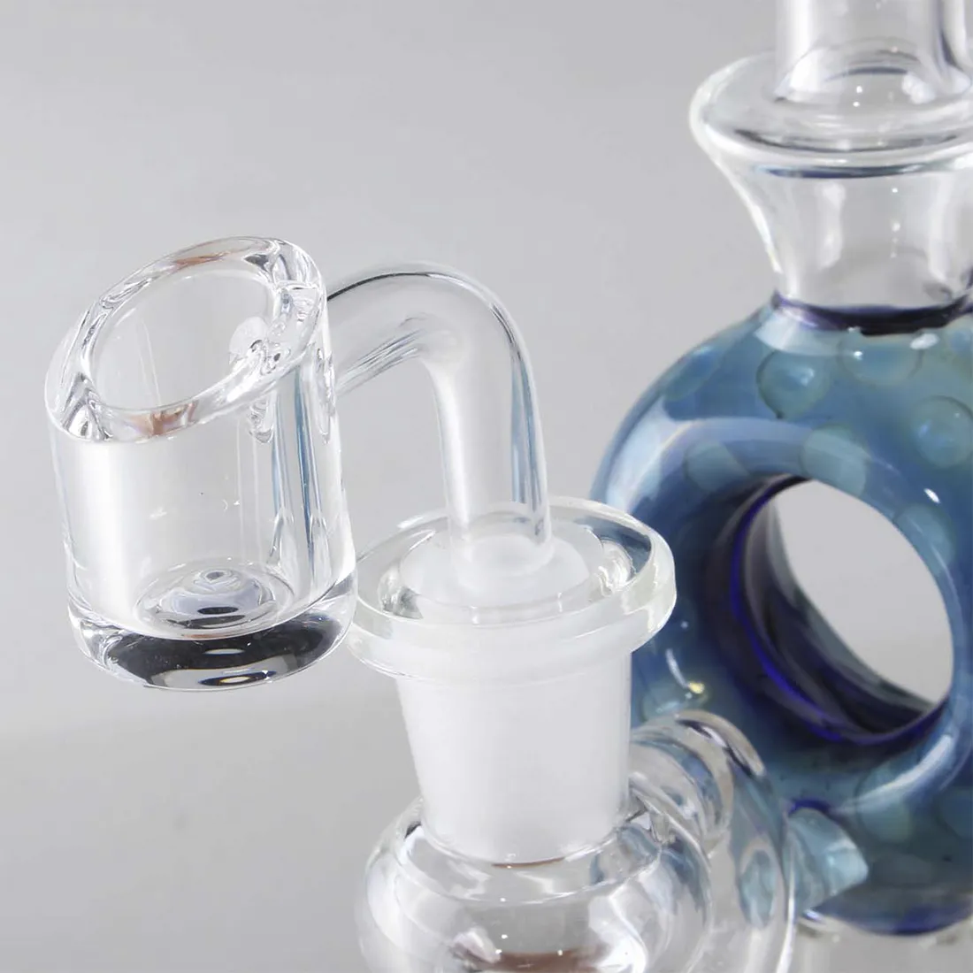 En ring med en sort, bladformet struktur, fremstillet af genanvendt materiale, præsenterer en glat overflade med lette nuancer af grå. Det organiske design skaber et naturligt udtryk, mens det bløde, buede mønster tilføjer dybde. Ringen har en ensartet tykkelse og en mat finish, der giver en elegant, men diskret fremtoning.