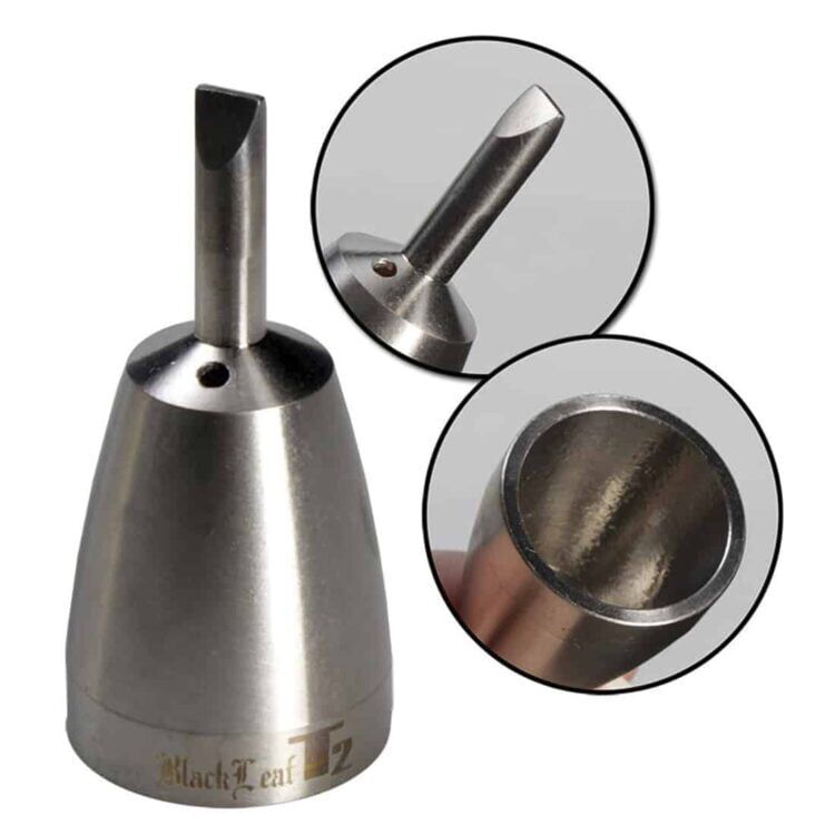 En sort carb cap i titanium pryder midten af beskrivelsen. Den har en glat, blank overflade med en let buet form, der afsluttes med en spids top. Udenom ses fine detaljer og små udsparinger, der tilføjer karakter. Materialet reflekterer lys og giver en moderne, stilren æstetik, mens den sorte farve tilføjer dybde.