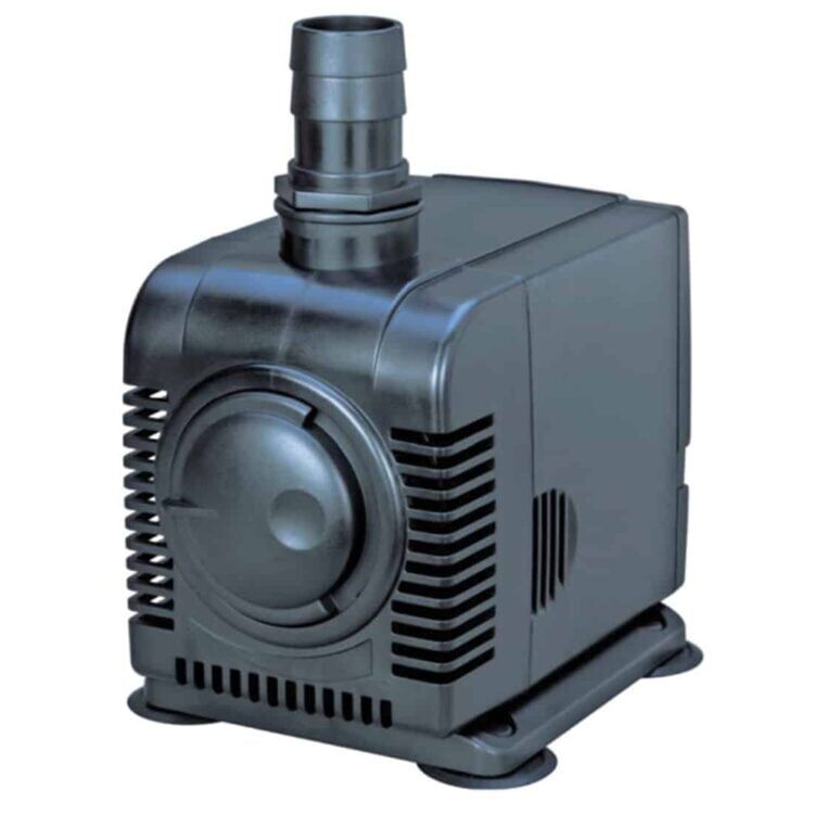 En justerbar vandpumpe præsenteres med en robust, sort plastikstruktur. Pumpen har en cylindrisk form med et bredt, fladt bundområde. På toppen findes en justeringsmekanisme med en grå drejeknap. Slangerør til vandudledning er synlige, og der er synlige forbindelser til elektriske ledninger. En specifikationsetiket er placeret på siden, angivet med tekniske detaljer.