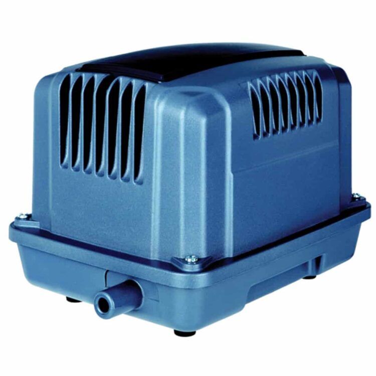 En sort højflow luftpumpe med en oval, strømlinet krop. Pumpens overflade har en mat finish, mens håndtaget er ergonomisk formet med en blød gummibelægning. Der er en stor ventil på toppen, og en slange med en fastgjort dyse ses i den ene ende. Knapperne er i en kontrastfarve, hvilket fremhæver deres funktion.