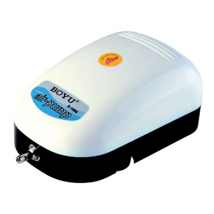 En kompakt, sort luftpumpe i plast med en mat overflade. Den har en rektangulær form med afrundede kanter og en tydelig kontrolknap på fronten. På siden er der et luftudtag, der er formet som en cylinder. Pumpens design inkluderer også en perforeret struktur for ventilation. Den står stabilt på en flad base.