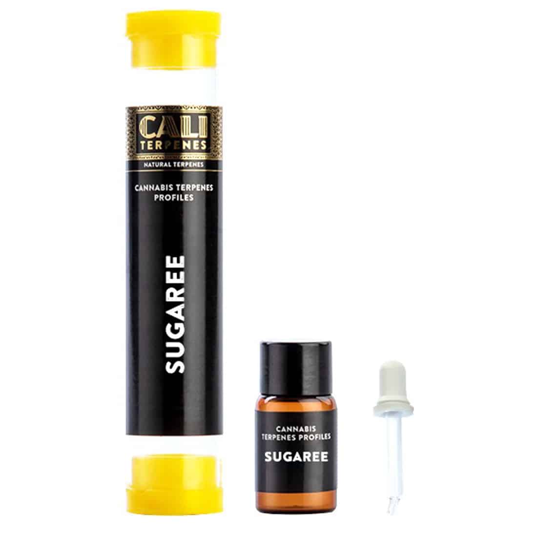 En lille, transparent flaske med en sort, skruehætte præsenterer en klar væske indeni. Flasken har en slank, cylindrisk form og er forsynet med en etikette, der indeholder tekst i hvid og sort. Etiketdesignet inkluderer grafiske elementer og symboler. Flaskens bund er flad, og den står stabilt på en ensfarvet overflade.