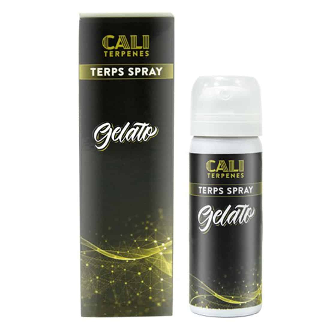 En gennemsigtig flaske med en sort spraydæksel præsenterer en klar, let gylden væske inden i. Flasken er smal og cylindrisk med et minimalistisk design. Etiket i farverne hvid og lilla er til stede, med tekst og symboler, der angiver produktinformation. Sprøjtedysen er fin og i metal, hvilket giver et sofistikeret udtryk.