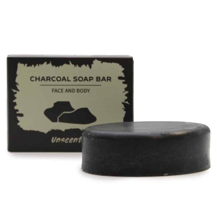 En firkantet sæbebar med en dyb, mørk kulfarve pryder overfladen. Sæben har en glat, ensartet tekstur uden synlige urenheder. Ingen duftstof eller tilsætningsstoffer er angivet, hvilket fremhæver det minimalistiske design. Kanten er let afrundet, og der er ingen synlige mærker eller graveringer, hvilket giver et enkelt og stilrent udtryk.