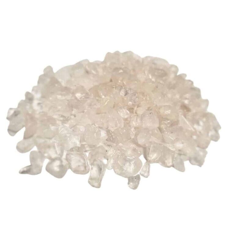 Klare kvartschips præsenteres i en varieret samling af små, uregelmæssige stykker, der glitrer i lyset. Farven er gennemsigtig med subtile nuancer af hvid og grå, hvilket giver dem et krystalklart udseende. Overfladen er glat og skinnende, mens nogle chips har fine facetter, der skaber reflekterende effekter. Chipsene ligger spredt og skaber et naturligt, organisk mønster.