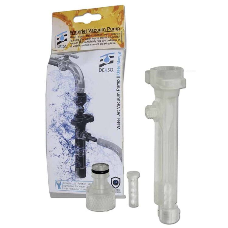 En klar vakuumpumpe fremstår med en glat, gennemsigtig plastikoverflade, der afslører de indvendige komponenter. Pumperne har en cylindrisk form med en metalbase og flere tilslutningsrør. Ventiler og skruer er synlige, og der er en tydelig mærkning af tekniske specifikationer. Farverne domineres af klar plast og metalliske nuancer, hvilket skaber et industrielt udtryk.