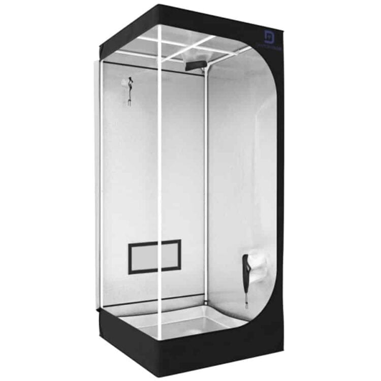 En sølvfarvet, firkantet kasse med en glat, metallisk overflade. Kassen har en tydelig, skinnende finish, der reflekterer lys, og den er prydet med subtile diagonalstriber. Låget har en indbygget låsemekanisme og en fingeraftrykssensor. I bunden ses små gummifødder, der giver stabilitet og forhindrer skridning. Kassen fremstår moderne og minimalistisk.