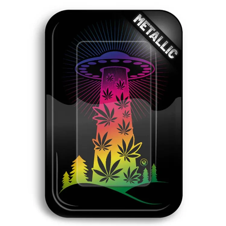 En rektangulær bakke i metal prydet med et farverigt, grafisk mønster, der domineres af nuancer af grøn, rød og orange. Mønstret inkluderer stiliserede planter og blomster, som giver en livlig fornemmelse. Kanten er let hævet, hvilket sikrer, at indholdet holdes på plads. Bakken måler 275 x 175 mm og har en glat, skinnende overflade.