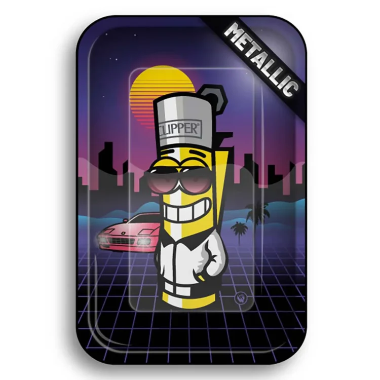 En rektangulær rullebakke præsenteres med en bølget, retro-inspireret design i nuancer af blå og grøn. Overfladen er glat med en blank finish, der skaber en let refleksion. Mønsteret viser bølger og cirkler, der tilfører dybde. Bakken måler 275 x 175 mm og har afrundede hjørner, der gør den både stilfuld og funktionel.