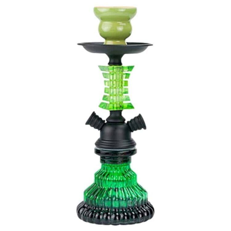 En grøn keramikvase med en glat, blank overflade pryder midten af kompositionen. Vasen har en slank, cylindrisk form og en let indsnævret hals. Farven er dyb og ensartet med en subtil nuancevariation. Bunden er flad og stabil, hvilket giver en solid støtte. Ingen yderligere dekorationer eller mønstre er synlige, hvilket fremhæver vaseformen.