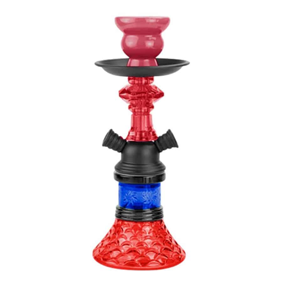 En rød taske med en glat og skinnende overflade pryder scenen. Taskens form er rektangulær med afrundede hjørner, og den har to robuste håndtag, der er fastgjort med metalbeslag. Skulderremmen er justerbar og lavet af et vævet materiale. Tasken har en diskret lynlås og en lille, syet lomme på forsiden, hvilket tilføjer funktionalitet.