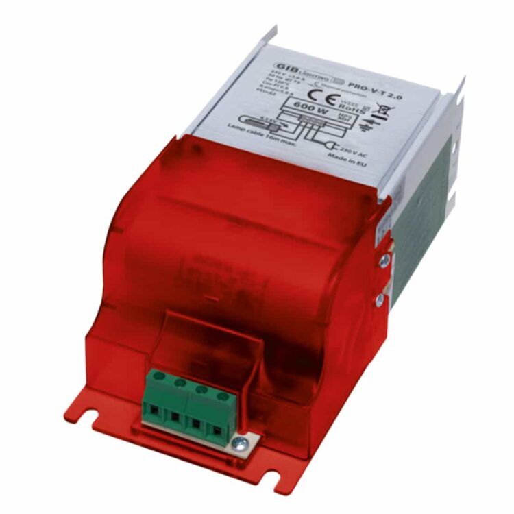 En stor, sort lampe med en strømlinet, cylindrisk form præget af en mat overflade. Lampen har en integreret diffusor i hvid plast, der bløder lyset. Øverst sidder en metalring, der muliggør ophæng. Kablet er robust og sort, og der ses en tydelig afbryder. Generelt fremstår lampen moderne og funktionel med en minimalistisk æstetik.