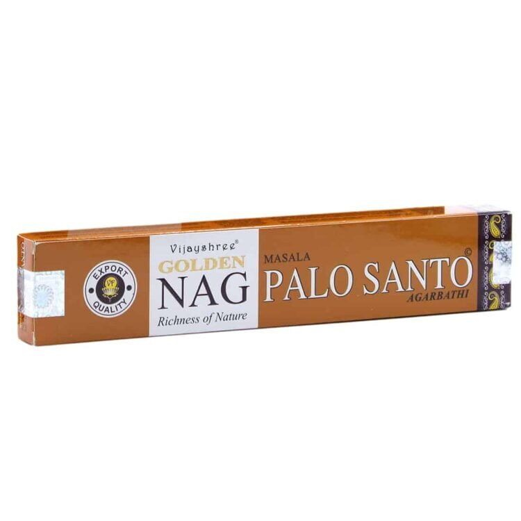 En lille, kvadratisk pakke indeholder 15 gram gyldne Palo Santo-stykker. Stykkerne er brune med gyldne nuancer og har en uregelmæssig, naturlig form. Emballagen er gennemsigtig, hvilket giver udsigt til det indholdte, samt en etiket med tekst i sort og guld, der angiver produktet. Baggrunden er hvid, hvilket fremhæver detaljerne i pakken.