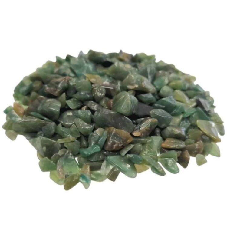 Aventurine chips præsenterer sig i en blanding af dybe grønne nuancer med spor af lysere grønne og hvide indslag. Stykkerne er uregelmæssigt formede, glatte og polerede, hvilket skaber en skinnende overflade. De varierer i størrelse, fra små til medium, og ligger spredt, hvilket fremhæver deres naturlige skønhed og variation i farve og tekstur.