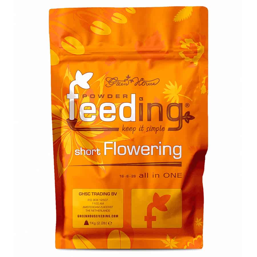 En grøn plastbeholder med en sort etiket prydet med hvid og grøn tekst. Et enkelt, stiliseret logo er placeret øverst, mens information om produktet er tydeligt angivet. Baggrunden er hvid, hvilket fremhæver beholderens farve. Kanten af låget er let afrundet, og etiketten har en mat overflade med farverige grafiske elementer.