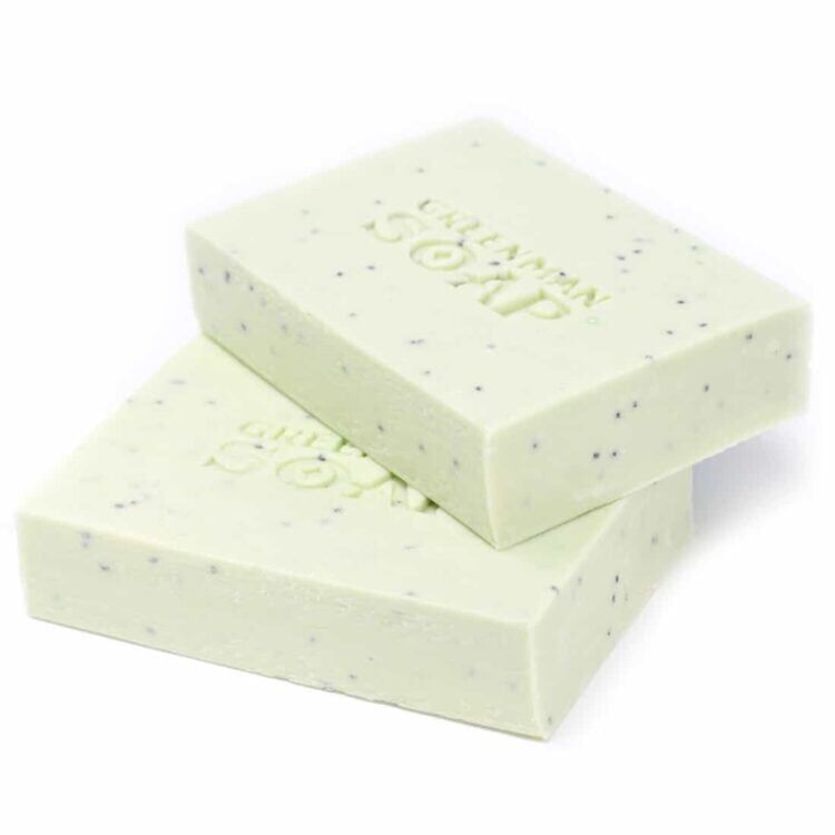 En firkantet pakke med en grøn og hvid farveskema præsenterer sig. Forsiden har en tydelig illustration af en grøn mandlig figur, omgivet af grønne blade. Teksten er trykt i sort og hvid, med en fremtrædende overskrift og mindre skrifttyper under. Pakken er lukket og viser en glat overflade med skarpe kanter, uden synlige indtryk eller rifter.