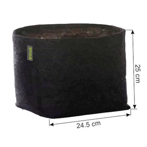 En rund potte i en lys grøn nuance præsenterer sig med en glat og ensartet overflade. Potten har en moderat størrelse, sandsynligvis omkring 15 liter, og er fremstillet af et fleksibelt materiale. Den har en simpel, men elegant form uden mønstre. Kanten er let buet, hvilket giver et blødt udtryk.