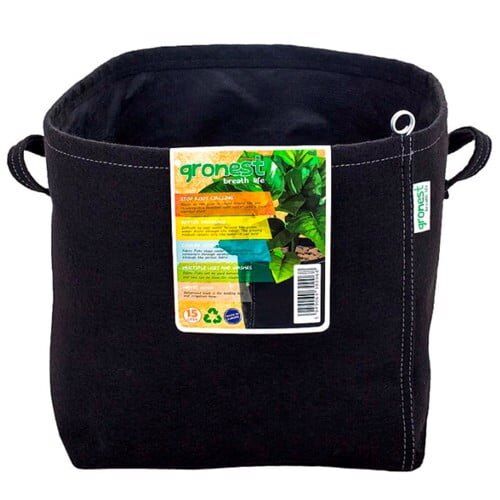 En grøn stofpotte med en kapacitet på 15 liter præsenterer sig i en blød og struktureret tekstur. Den har en rund form med en bred åbning øverst og en let indsnævret bund. Farven er ensartet grøn, og potten har synlige sømme, der understreger dens håndværk. Materialet er fleksibelt og let, ideelt til indendørs eller udendørs brug.