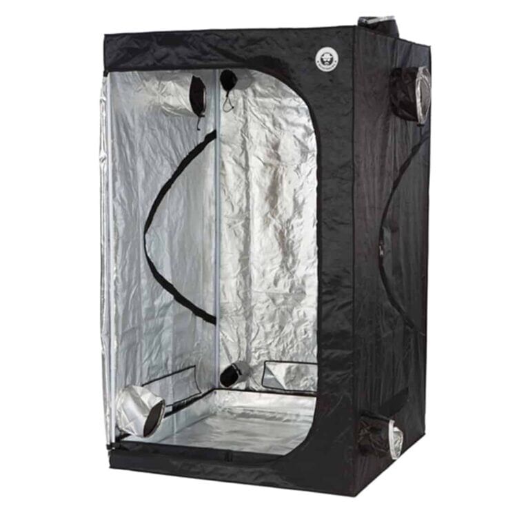 En sort væksttelt med mål på 120 x 120 x 200 cm præsenterer sig med en robust, vandtæt nylonoverflade. Teltet har kraftige lynlåse og reflekterende inderside for optimal lysudnyttelse. Flere ventiler er placeret strategisk, hvilket sikrer luftcirkulation. Teltets indvendige ramme er støttet af metalstænger, der giver stabilitet og holdbarhed.