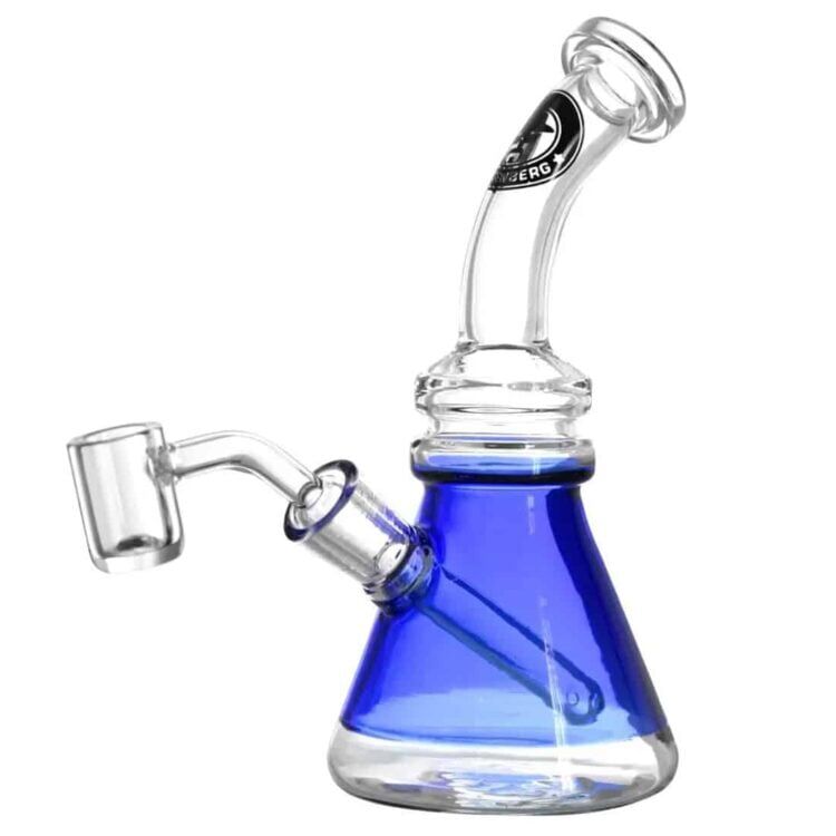 Heisenberg Buddy oil rig har en transparent, blå farve med detaljer i hvid og sort. Den karakteristiske figur med briller og hat pryder toppen, mens rør og slanger i forskellige tykkelser og vinkler forbinder de forskellige sektioner. Materialet fremstår glat med en blank overflade, og der er synlige bobler i kammeret, som indikerer væskeindhold.