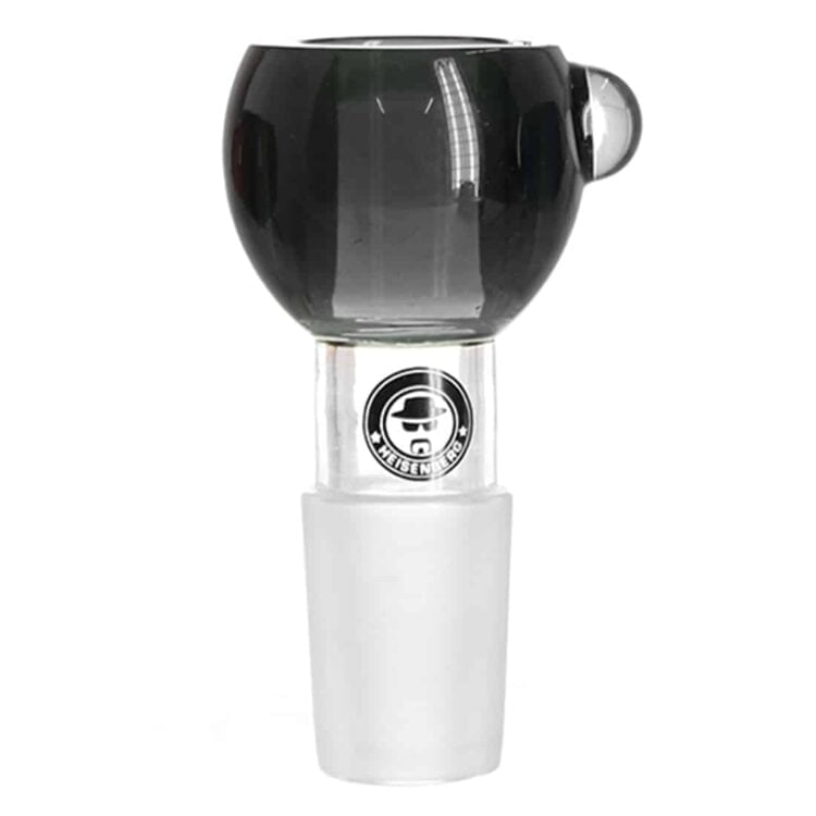 En sort skål med en glat, blank overflade præger midten af kompositionen. Skålen har en rund form med en let svungen kant, der giver et elegant udtryk. Indvendigt ses en subtil, mat tekstur, mens ydersiden skinner svagt i lyset. Bunden er flad, hvilket sikrer stabilitet, og skålen fremstår som et stilrent designobjekt.